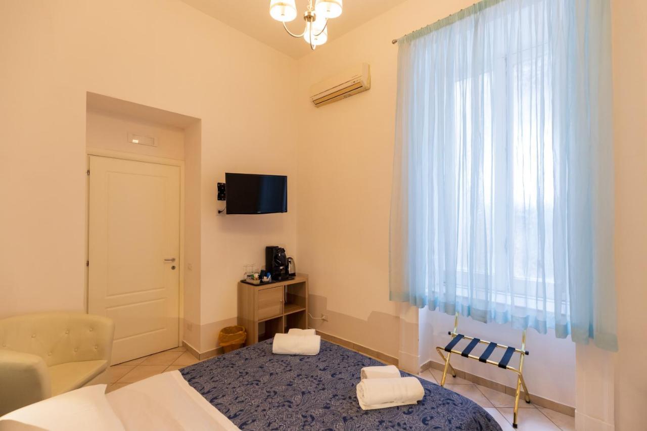 Suites Trinità in Toledo street Nápoles Exterior foto